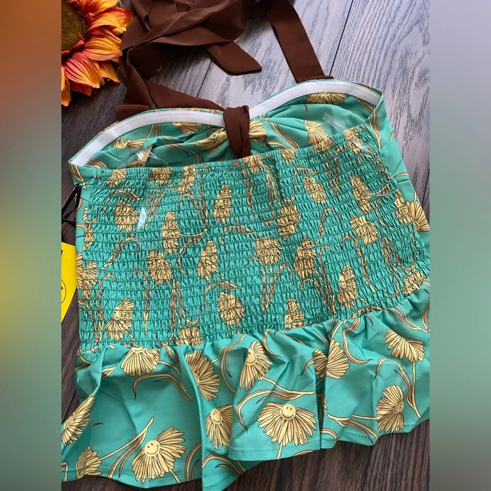 🦋B2G1🦋UNIQUE VINTAGE X Smiley Green Daisy Peplum Halter Top NWT - Picture 8 of 11